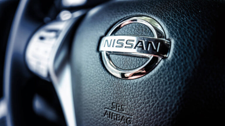 Close up of a Nissan Rouge steering wheel